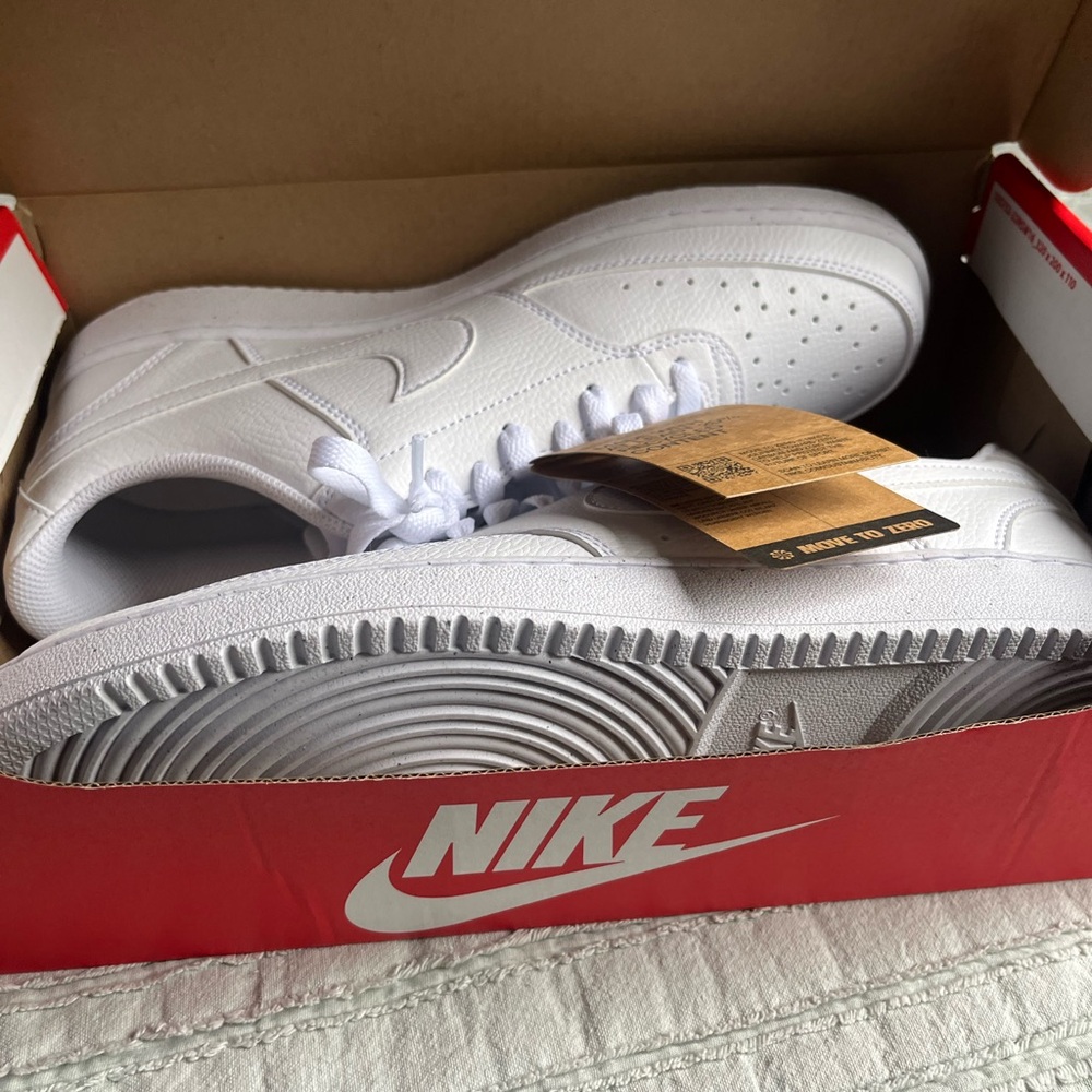 Nike White Low-Top Sneakers Sleek Design